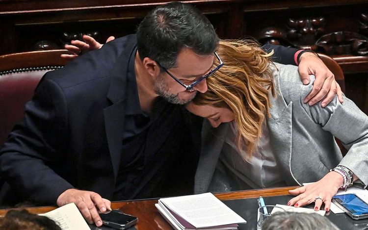 Umarmung zwischen Matteo Salvini und Giorgia Meloni – nur eine Show?