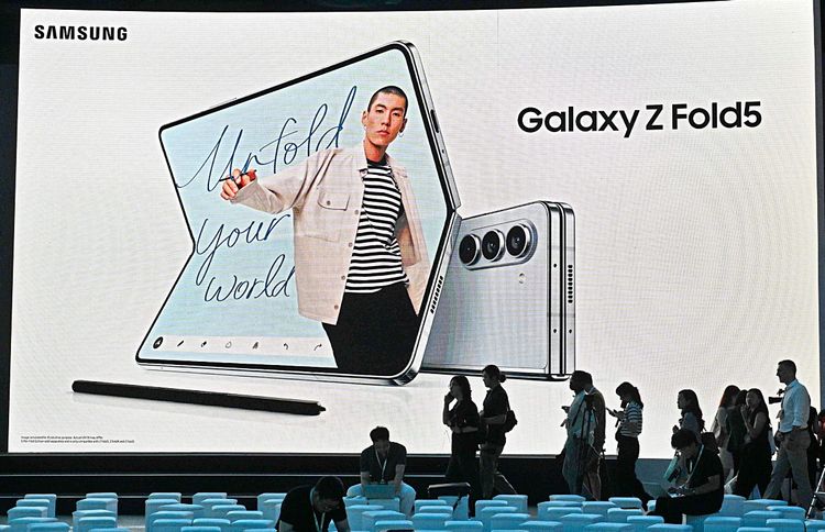 Ein Galaxy Z Fold 5 ist auf einer Videowand zu sehen.