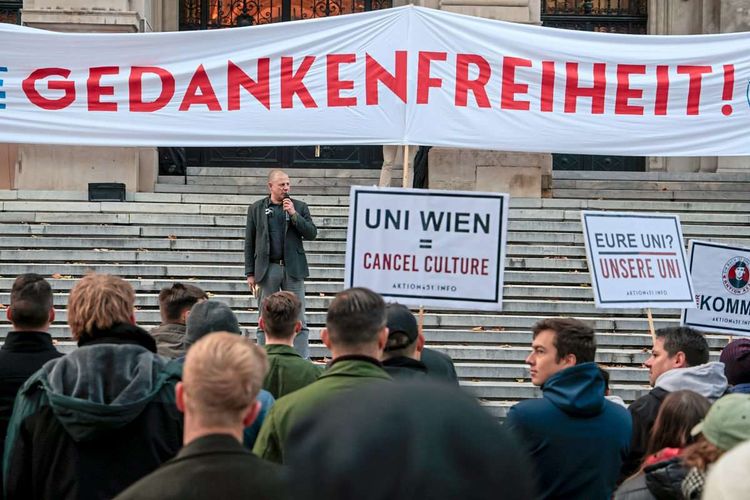 Rechtsextreme Demo vor Uni Wien, Schilder mit 