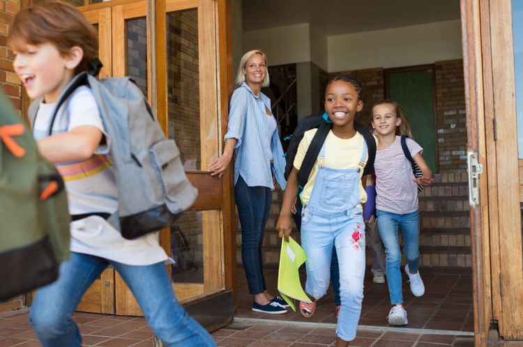 Wenn Kinder am letzten Schultag schlechte Noten mit nach Hause bringen, kann das zu einer Belastungsprobe für die Familie werden – muss es aber nicht.