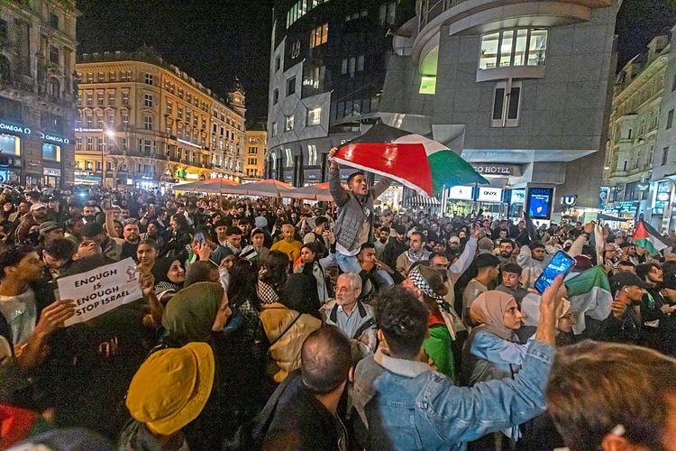 Gedenkveranstaltung gegen die Hamas Terroratacken in Israel, Gegendemo Palästinenser