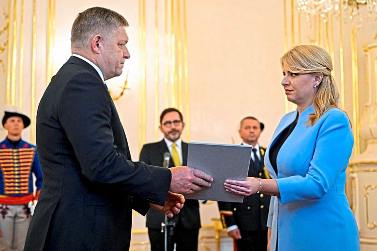 Der slowakische Premierminister Robert Fico und die slowakische Präsidentin Zuzana Čaputová bei der Amtseinführung des neuen Kabinetts.