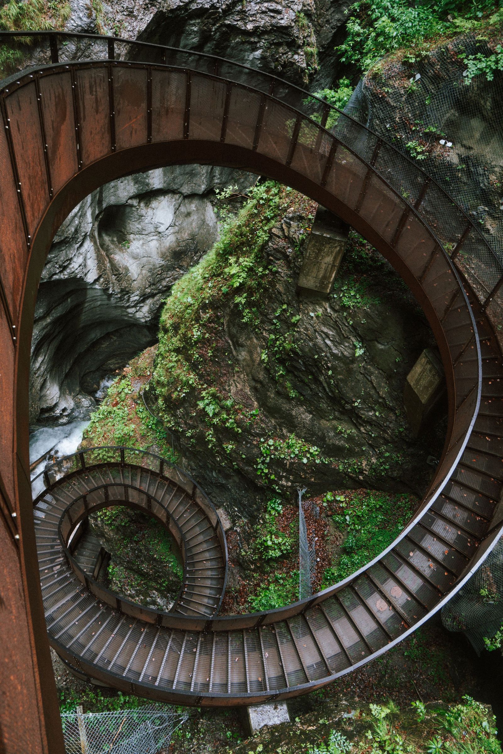 Geschwungene Stiegen in einer felsigen Klamm