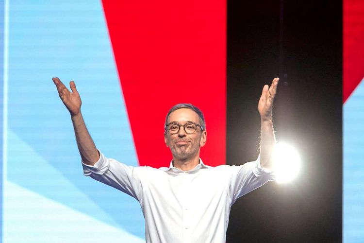 FPÖ-Chef Herbert Kickl mit erhobenen Händen auf der Bühne beim Wahlkampfauftakt in Graz.