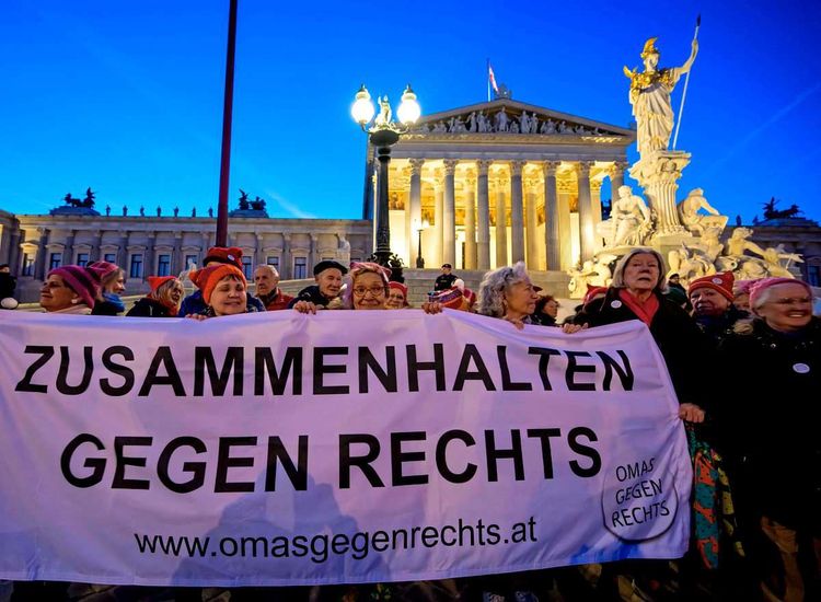 Die Omas gegen rechts bei einem Lichtermeer gegen gegen Rassismus und Rechtsradikalismus am 25. Februar in Wien.