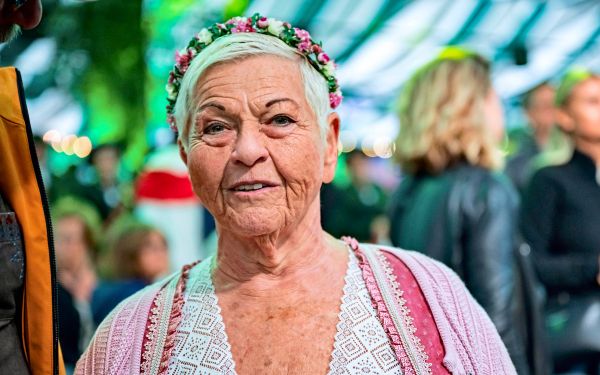 Jazz-Gitti-w-tet-ber-Parkstrafe-bei-McDonald-s-Mich-seht-ihr-nimmer-mehr-