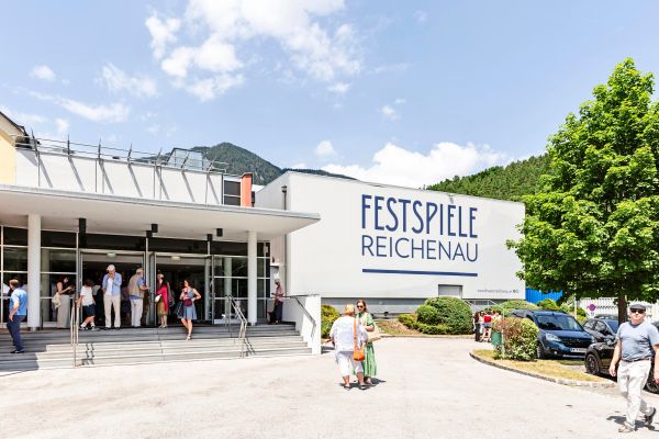 Strunk-Fledermaus-und-Krieg-und-Frieden-bei-Festspielen-Reichenau