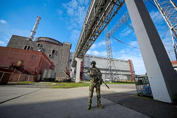 Soldat vor einem Reaktor des AKW