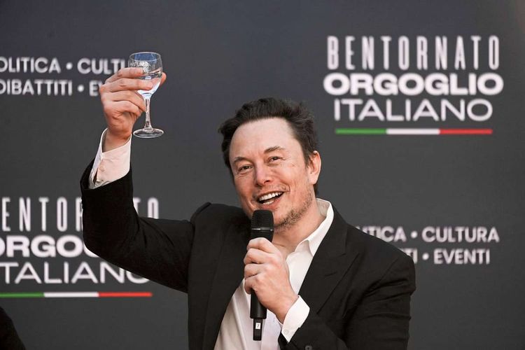 Elon Musk erhebt sein Glas