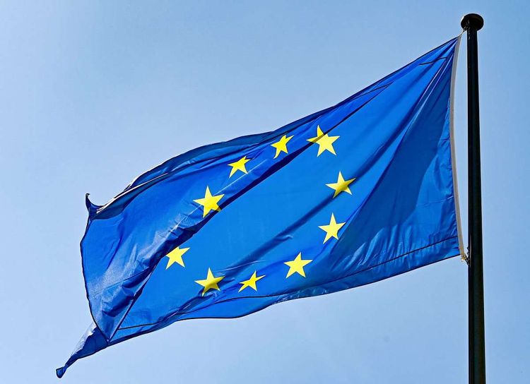 Europaflagge weht vor blauem Himmel