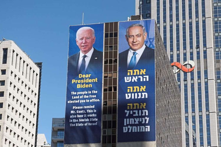 Joe Biden auf einem Poster neben Israels Premier Benjamin Netanjahu.