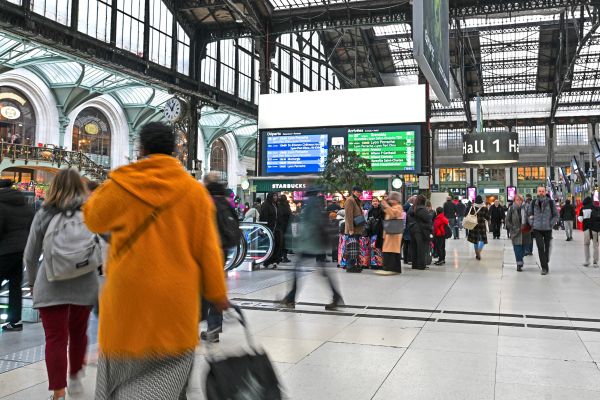 Evakuierung-auf-Pariser-Bahnhof-nach-Explosion-von-CO2-Kartusche