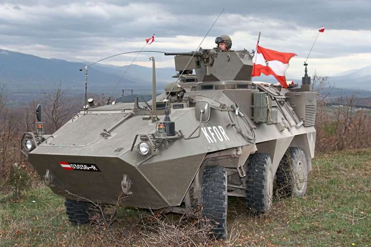 Ein Pandur-Panzer im Kosovo