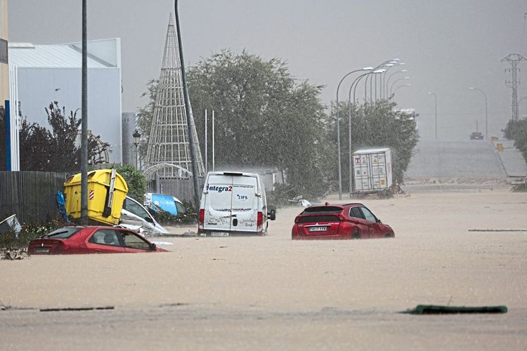 Überflutete Straßen mit schwimmenden Autos