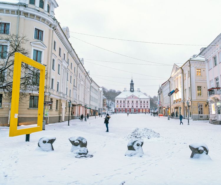 Der schneebedeckte Raekoja plats in Tartu.