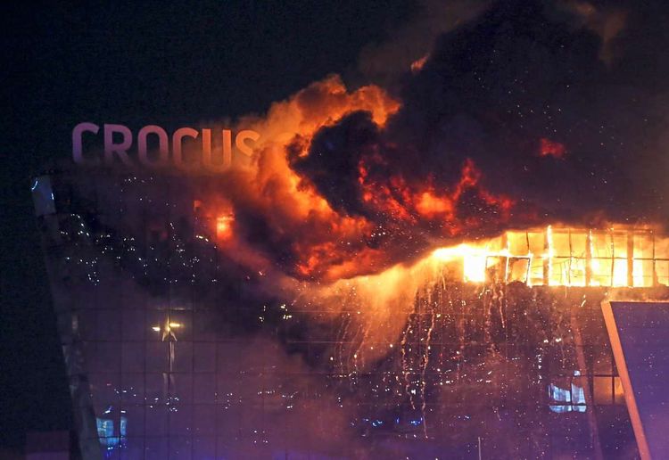 Die Crocus City Hall am Freitagabend in Flammen, nachdem Bewaffnete die Konzerthalle bei Moskau gestürmt, das Feuer eröffnet und einen Brand gelegt haben.