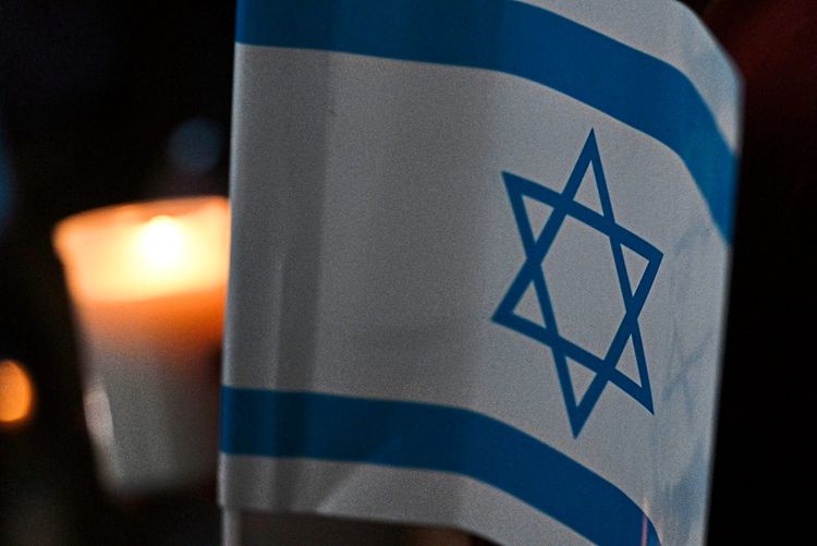 Eine Israel-Fahne und eine Kerze