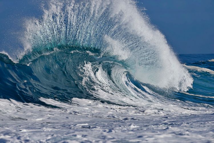 Kraftvolle brechende Welle mit Spritzwasser im Pazifischen Ozean in der Nähe von Oahu, Hawaii.