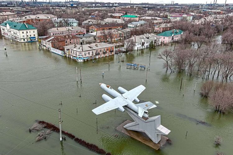 Der Gagarin-Platz in Orsk steht unter Wasser, so wie de facto die ganze Stadt.