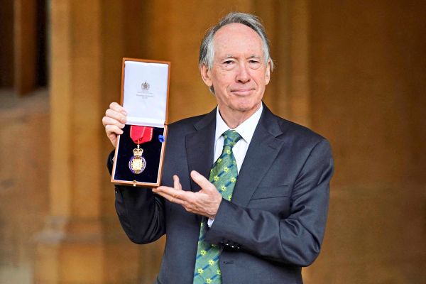 Romancier-Ian-McEwan-wirft-unbehagliche-Blicke-in-die-Flutwasserzukunft