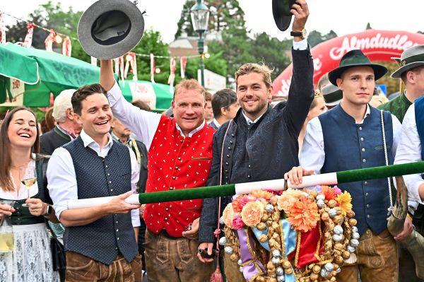 Volkspartei-und-Freiheitliche-matchen-sich-wer-den-Neustifter-Kirtag-toller-findet