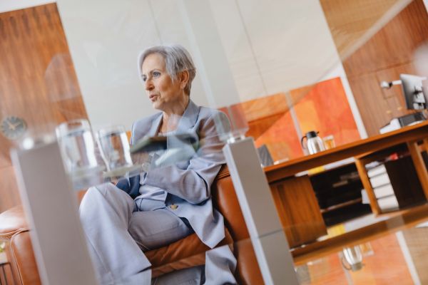 Sporrer-ber-Betonbetten-im-Gef-ngnis-Kann-die-nicht-selbst-mit-der-Hilti-wegstemmen-