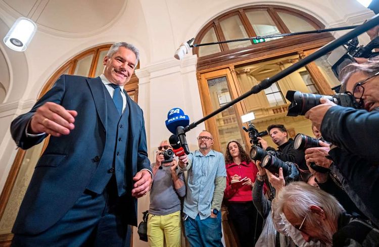 Bundeskanzler Karl Nehammer (ÖVP) vor Journalistinnen und Journalisten.