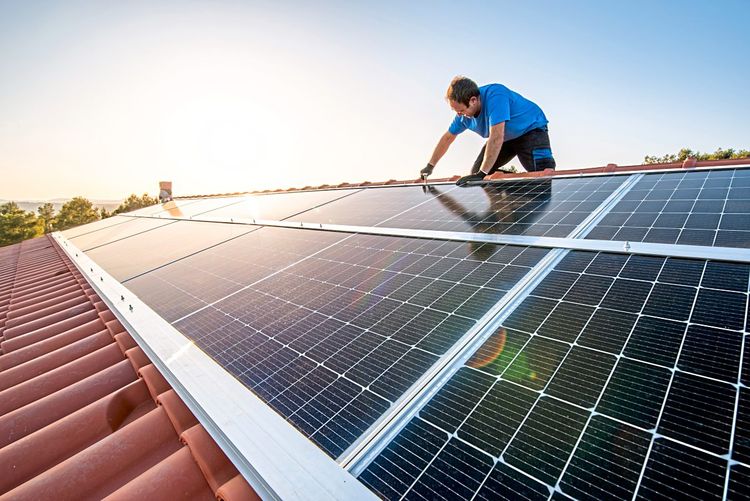 Solar-Installateure werden künftig mit einiger Wahrscheinlichkeit noch mehr zu tun bekommen.