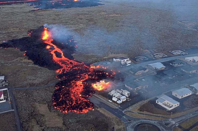 In unmittelbarer Nähe des Fischerdorfs Grindavík brach am Wochenende ein Vulkan aus