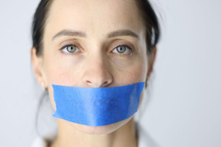 Symbolbild für Pressefreiheit: Frau mit verklebtem Mund.