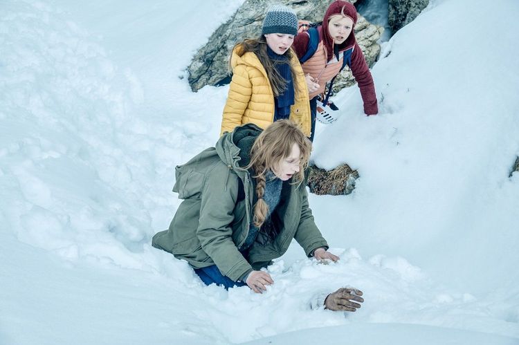 Lucia (Brigitte Hobmeier) entdeckt eine Leiche am Südtiroler Muttstein, Valentina (Marie-Luise Stockinger) und Alma (Laeni Geiseler) sind schockiert. Die Serie 