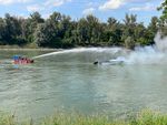 Mann sprang im Bezirk Amstetten von brennendem Boot in die Donau Der Sportbootsbesitzer konnte selbst ans Ufer schwimmen. Die Donau wurde für den Schiffsverkehr kurz gesperrt. Das zerstörte Boot wurde nach Ardagger abgeschleppt