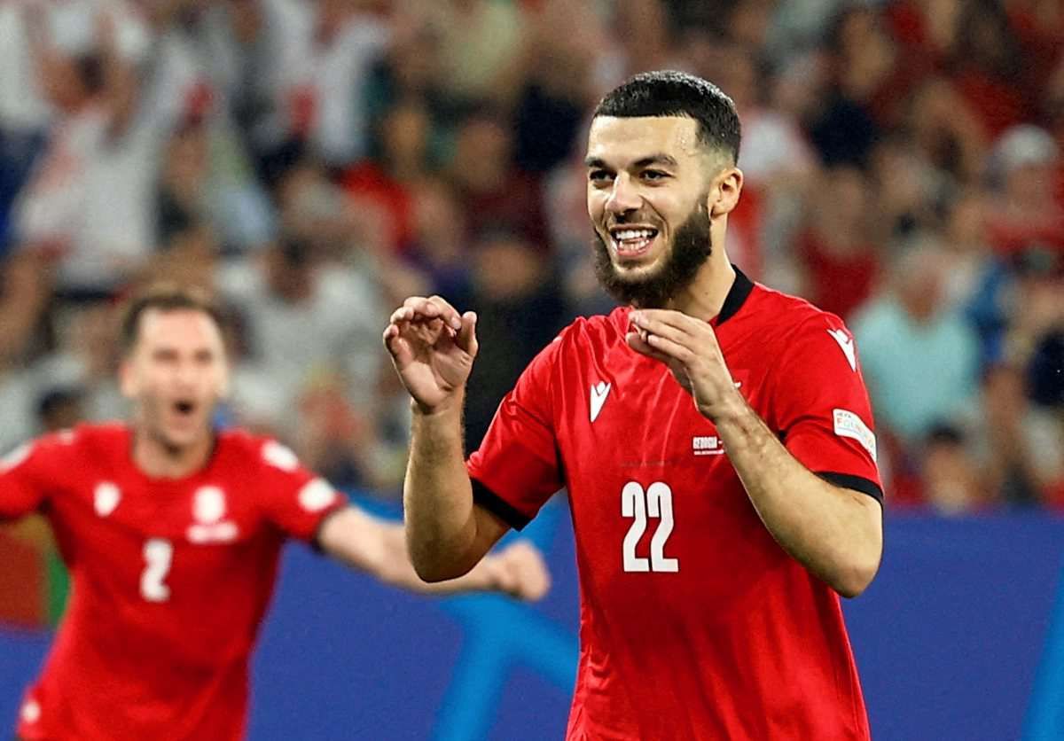 Manchester United holt Teenager Yoro von Lille für 74 Millionen