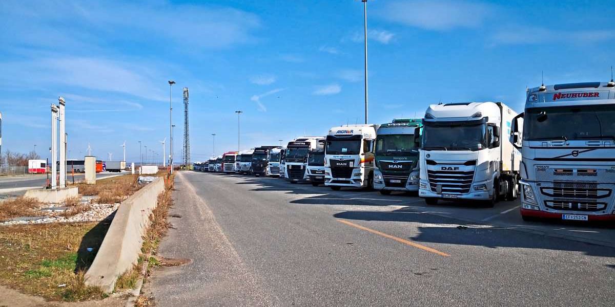Bei den Lkw-Fahrern auf Pause: Ein Vormittag auf der Autobahnraststätte in Deutsch-Wagram