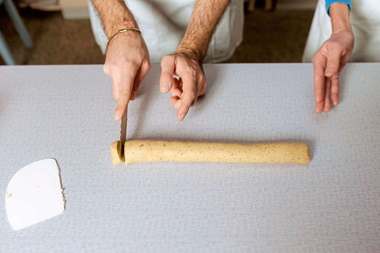 Eine Oma zeigt, wie man die perfekten Vanillekipferl hinbekommt - Essen ...