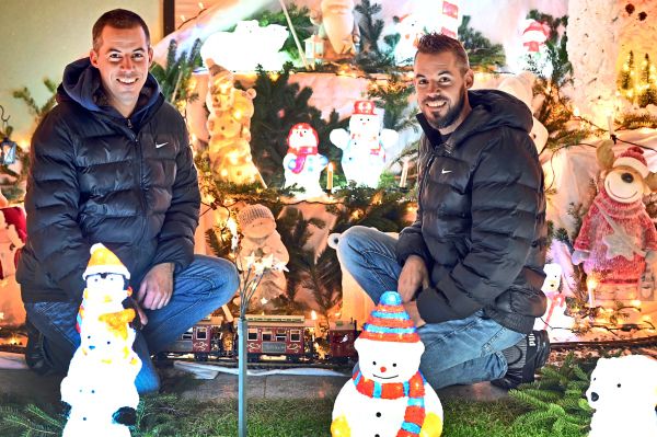 Die-Zwillingsbr-der-von-Strasshof-und-ihre-leuchtenden-Weihnachtsh-user