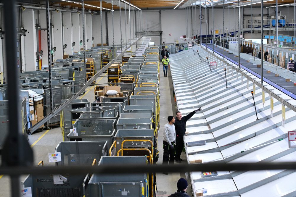 Besuch Im Post Logistikzentrum Ein Paket Geht Durch Zehn H Nde Sterreich Derstandard De