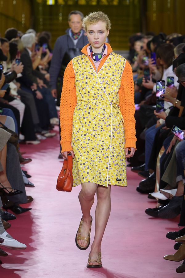 was-will-uns-das-comeback-der-sch-rze-im-zeitalter-der-tradwifes-sagen