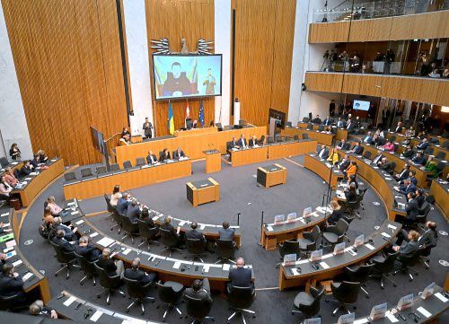 FPÖ verlässt bei Selenskyj-Rede geschlossen den Saal, zahlreiche leere Plätze bei der SPÖ