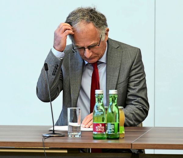 Illegal-legal-egal-Regierung-ger-t-im-Gl-cksspiel-unter-Zugzwang