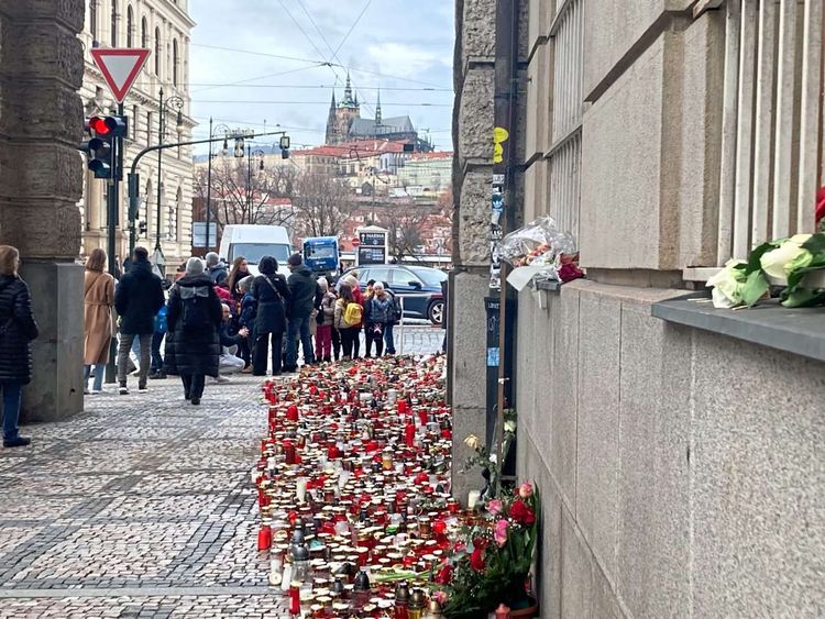 Kerzen und Blumen bei der Philosophischen Fakultät der Prager Karlsuniversität, dem Schauplatz des Amoklaufs vom 21. Dezember vergangenen Jahres.