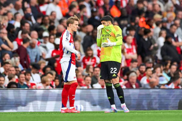 Neue-Regel-Rot-f-r-Spieler-mit-Hand-vor-Mund