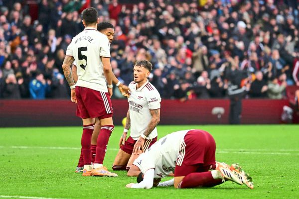 R-ckschlag-im-Meisterkampf-Arsenal-verliert-bei-Aston-Villa-in-94-Minute