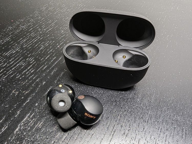 Das Bild zeigt die In-Ear-Kopfhörer WF-1000XM5 von Sony
