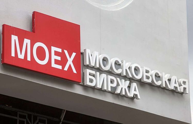Logo der russischen Börsen am Eingang.