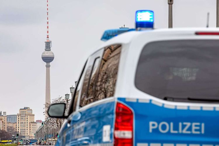 Streifenwagen der Berliner Polizei mit Blaulicht im Einsatz.