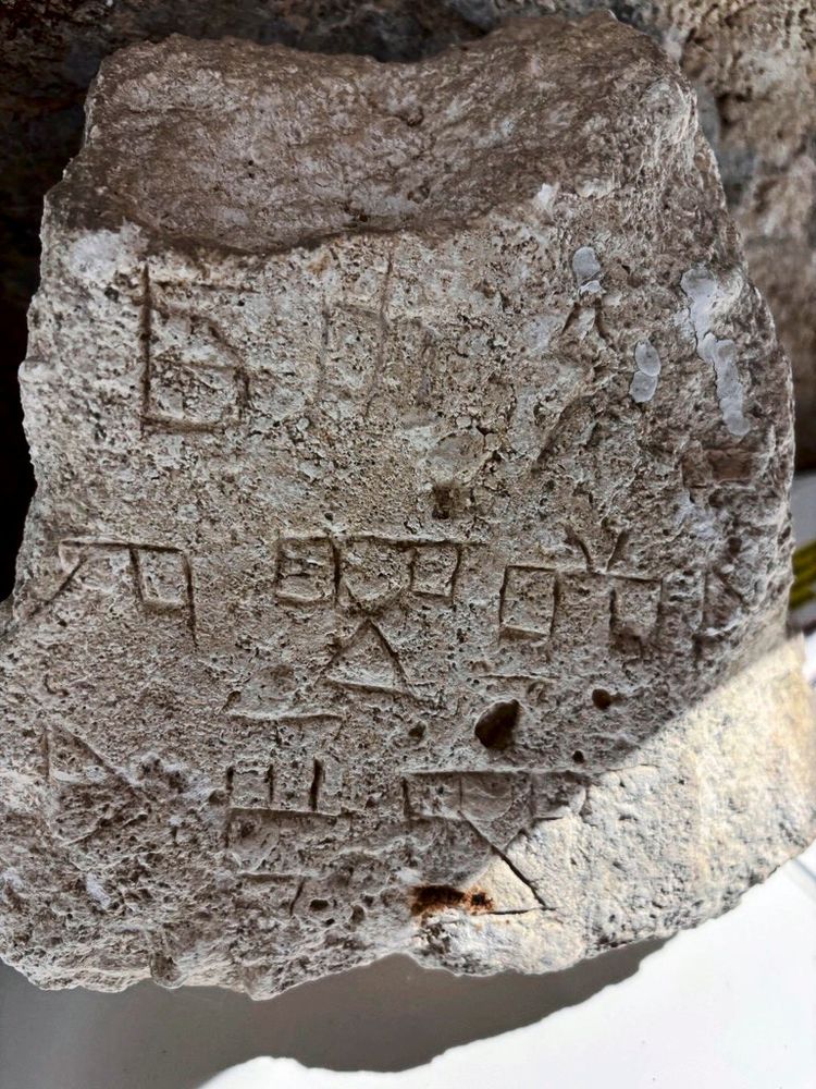 Eine Steinplatte mit glagolitischer Inschrift, ausgestellt im Franken-Kastell in der Stadt Krk auf der Insel Krk. Die Inschrift ist in den Stein eingraviert und zeigt Symbole und Schriftzeichen.