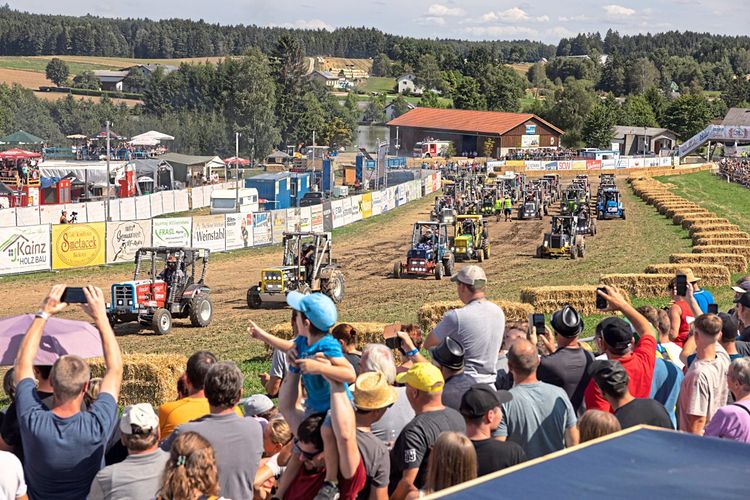 Österreich; NÖ: Reingers (Waldviertel) 24 Stunden Traktorrennen