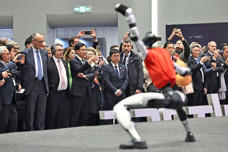 Kung-Fu-Roboter tanzen für Merz in China
