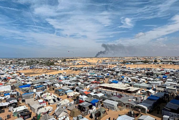 Während im Hintergrund über Khan Younis Rauch aufsteigt, sind im Vordergrund die vielen Zelte in Rafah zu sehen.